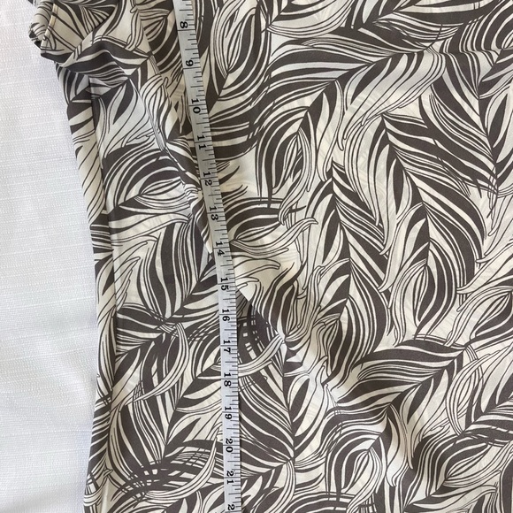 Banana Republic Factory Large shell blouse, Taupe brown leaves. Cowl neckline - Picture 3 of 6